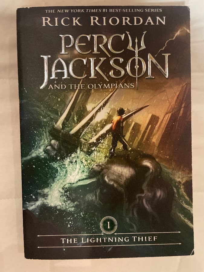 Percy Jackson and the Olympians: The Lightning Thief — Rick Riordan, libro usado