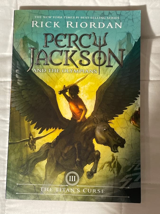 Percy Jackson and the Olympians: The Titan's Curse — Rick Riordan, libro usado (foto 1 de 3)