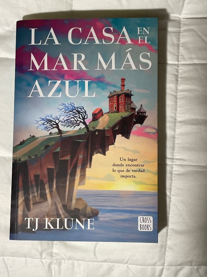 La casa en el mar más azul — TJ Klune, libro usado