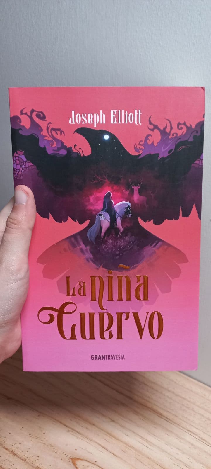 La Niña Cuervo — Joseph Elliott, libro usado