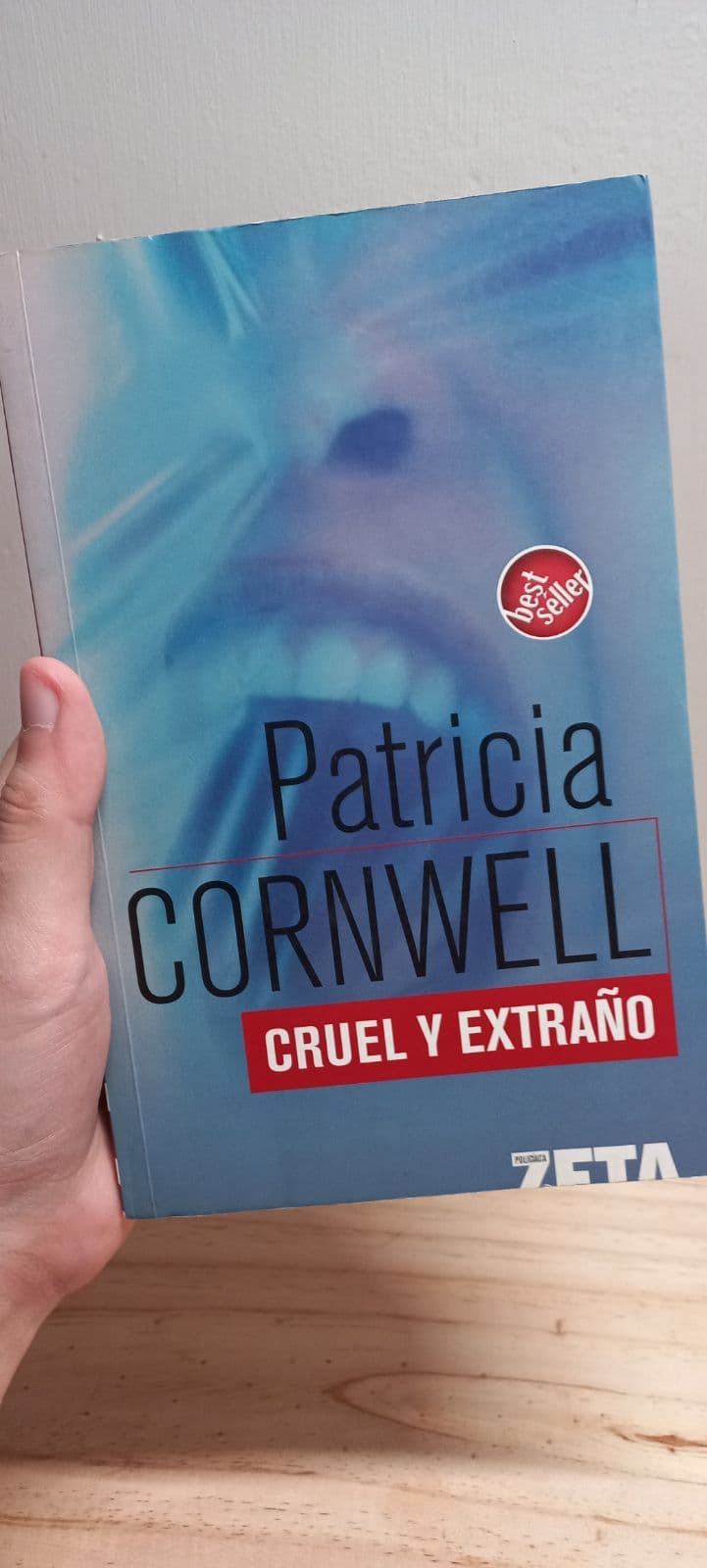 Cruel y Extraño — Patricia Cornwell, libro usado