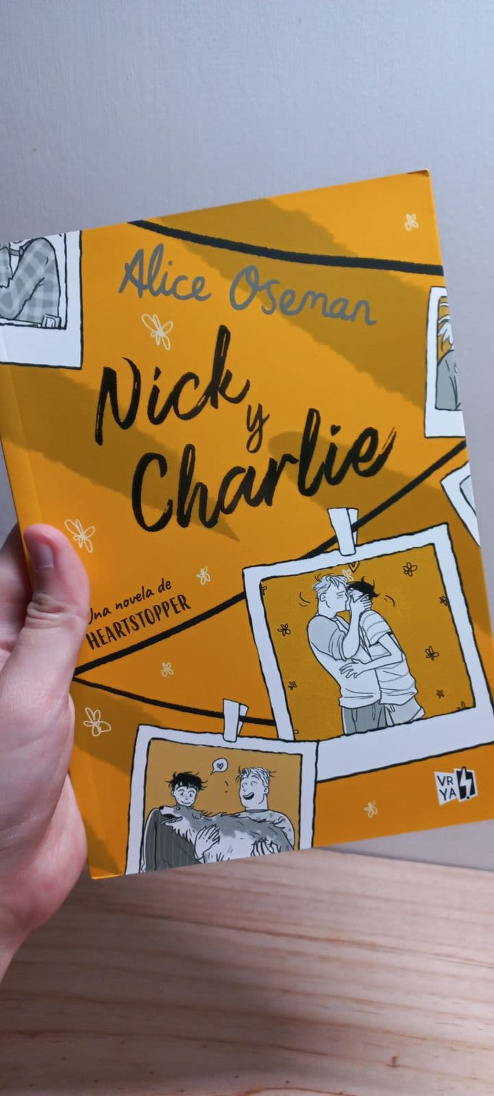 NICK Y CHARLIE — Alice Oseman, libro usado