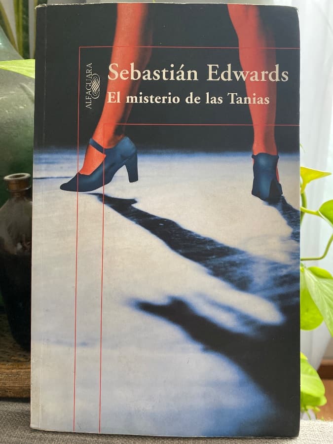 El misterio de las Tanias — Sebastián Edwards, libro usado (foto 1 de 3)