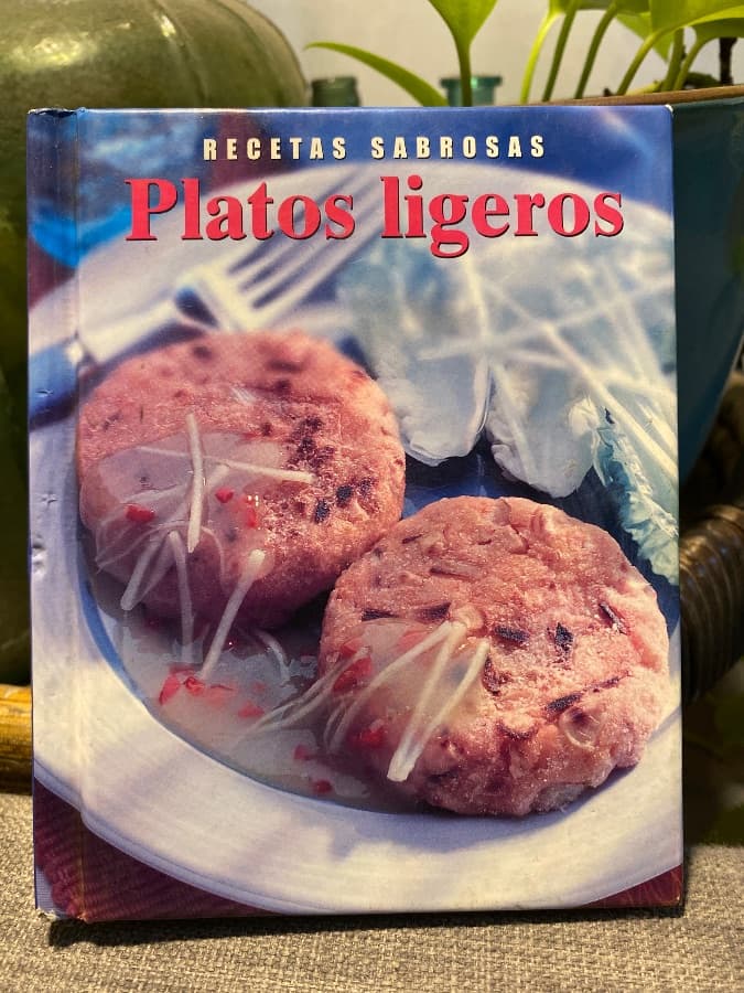 Platos ligeros - Recetas Sabrosas — Kathryn Hawkins, libro usado (foto 1 de 4)