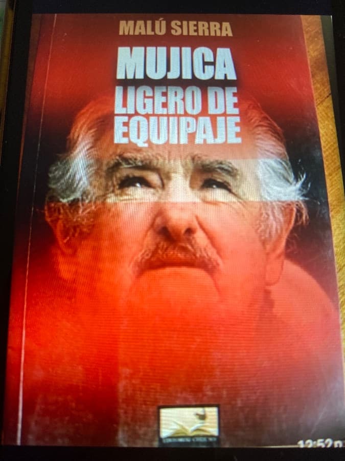 Mujica: Ligero de Equipaje — Malú Sierra, libro usado