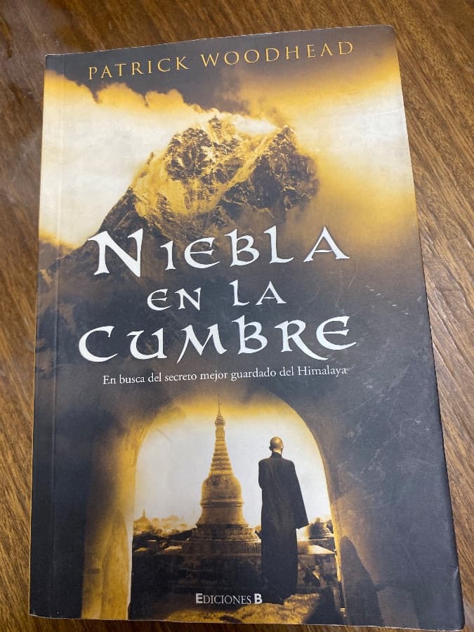 Niebla en la cumbre — Patrick Woodhead, libro usado (foto 1 de 5)