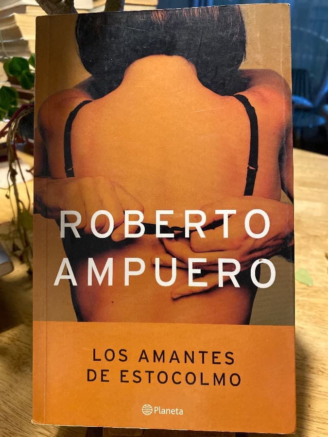 Los amantes de Estocolmo — Roberto Ampuero, libro usado