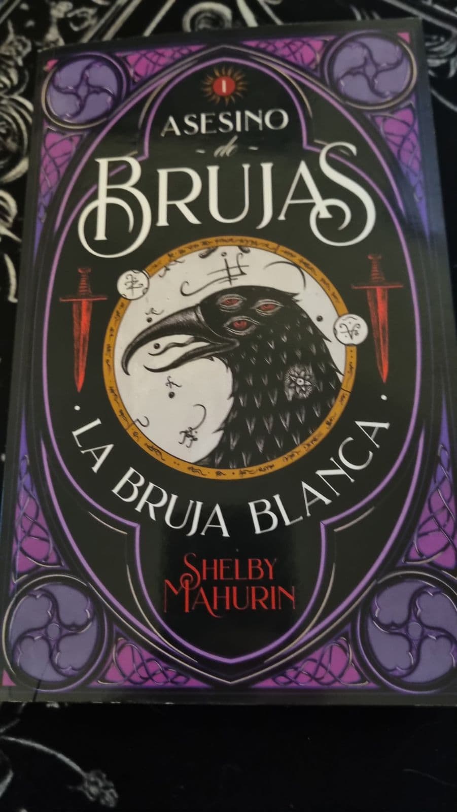 Asesino de Brujas: La Bruja Blanca — Shelby Mahurin, libro usado (foto 1 de 3)