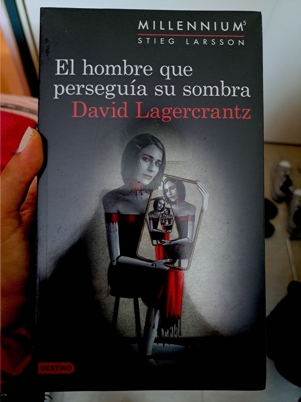El hombre que perseguía su sombra — David Lagercrantz, libro usado (foto 1 de 3)