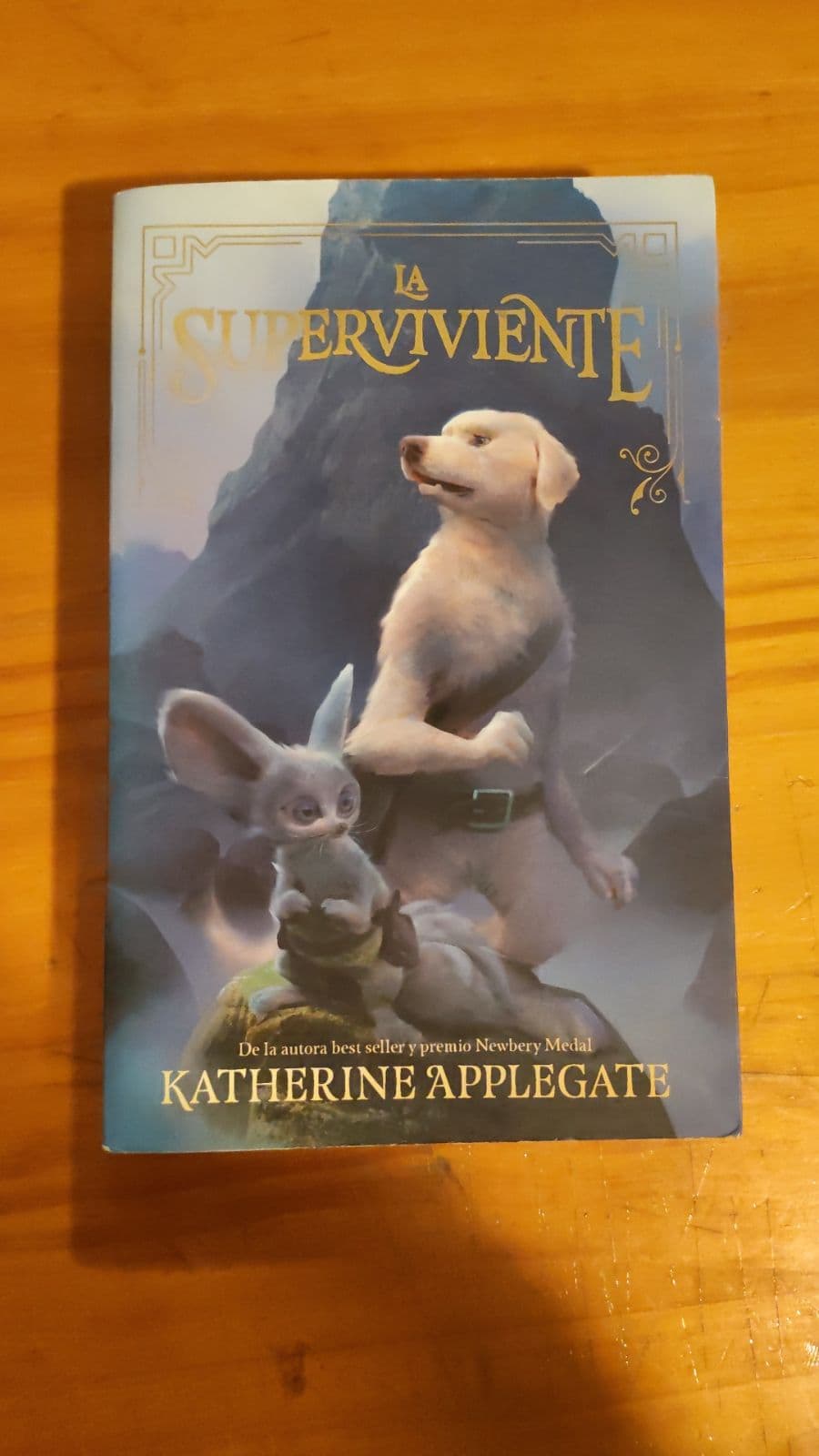 La superviviente — Katherine Applegate, libro usado (foto 1 de 2)
