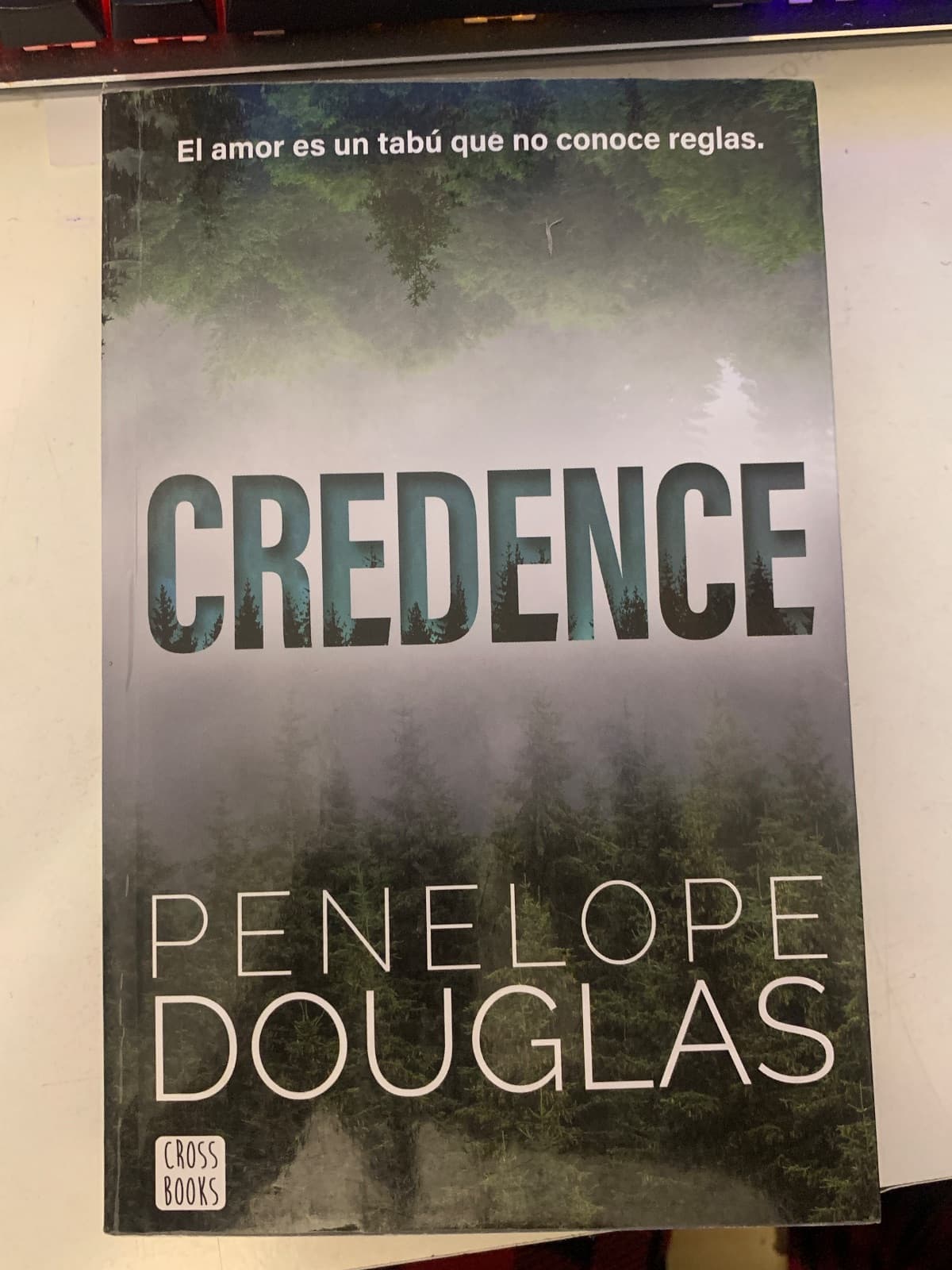 Credence — Penelope Douglas , libro usado