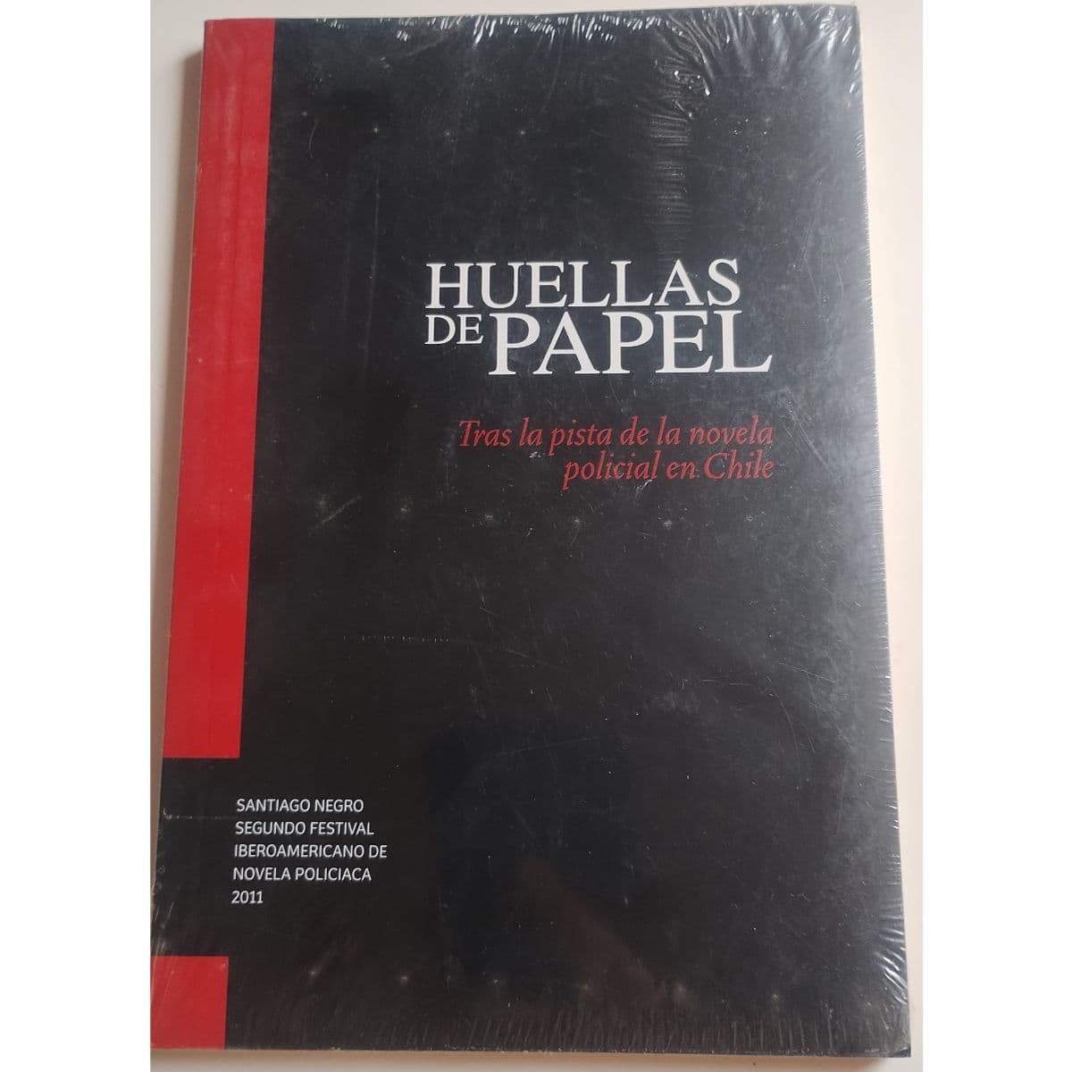 Huellas de Papel tras la pista de la novela policial en Chile — Varios, libro usado