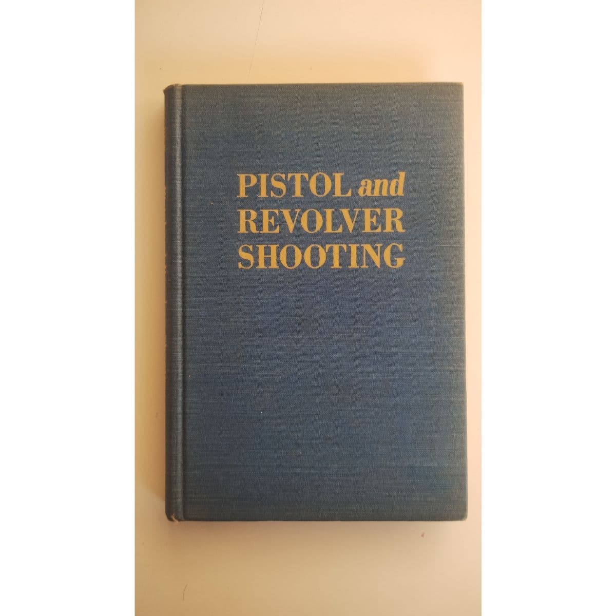 Libro antiguo Sobre pistolas y revólveres "Disparo con pistola y revolver" 1945. Edición en Inglés, año 1945 — Walter Ropee, libro usado (foto 1 de 4)