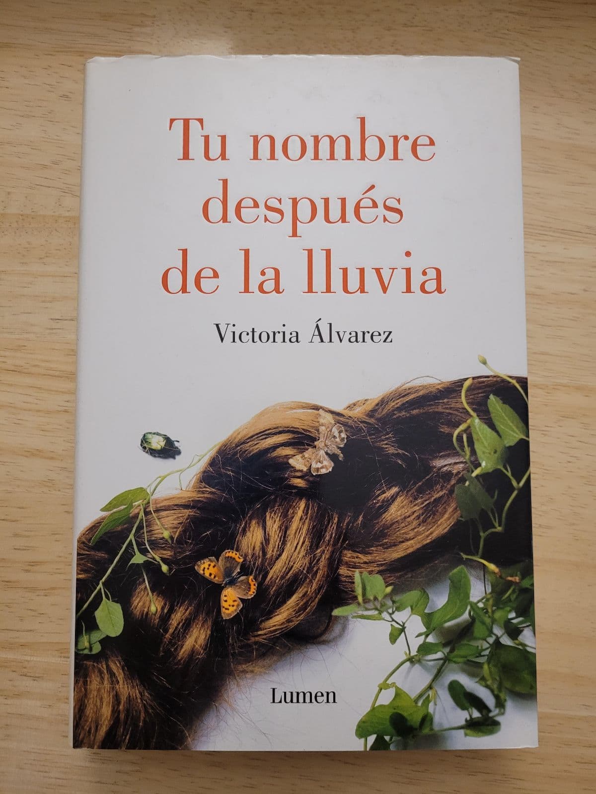 Tu nombre después de la lluvia — Victoria Álvarez, libro usado