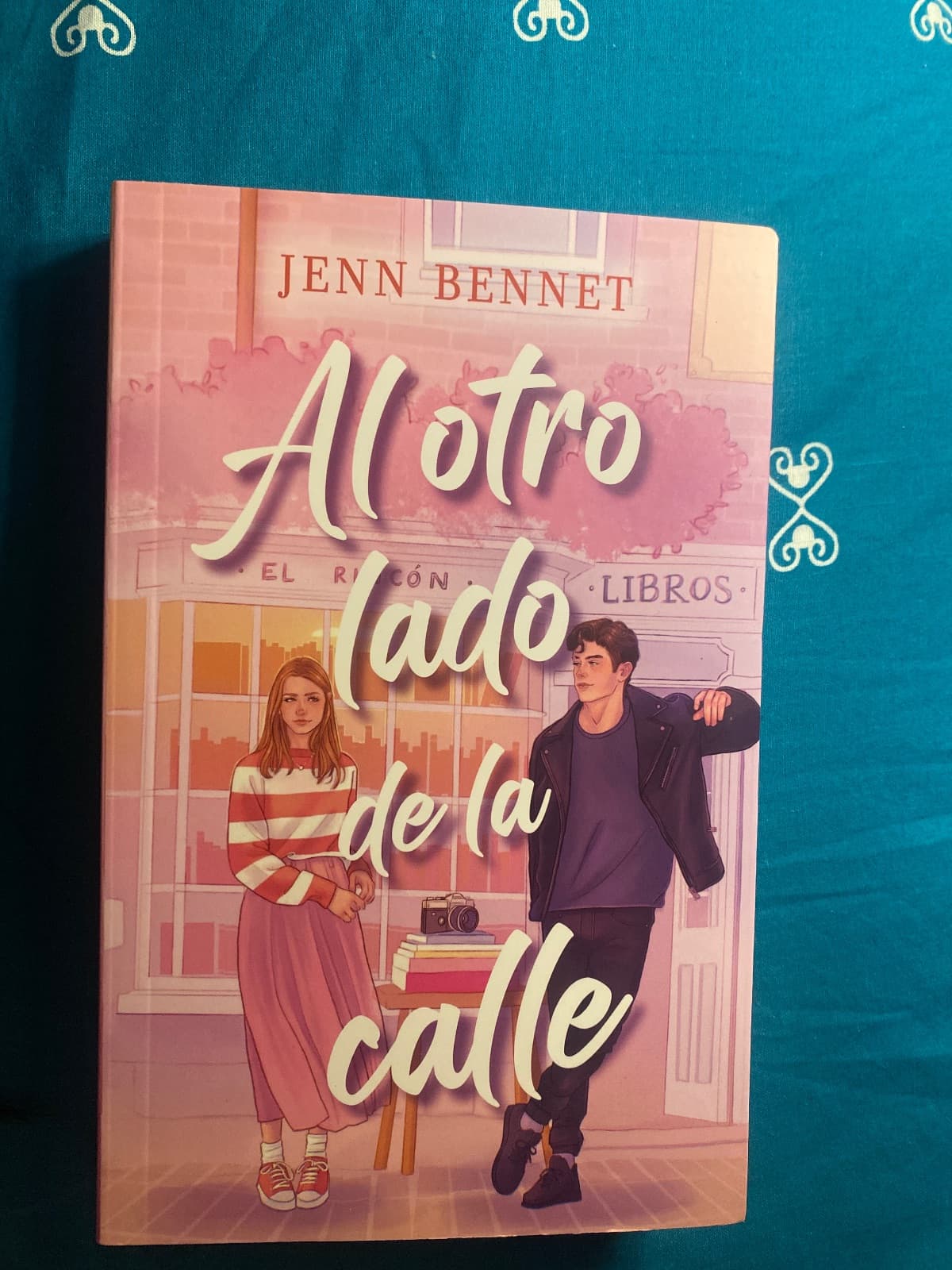 Al Otro Lado de la Calle — Jenn Bennett, libro usado