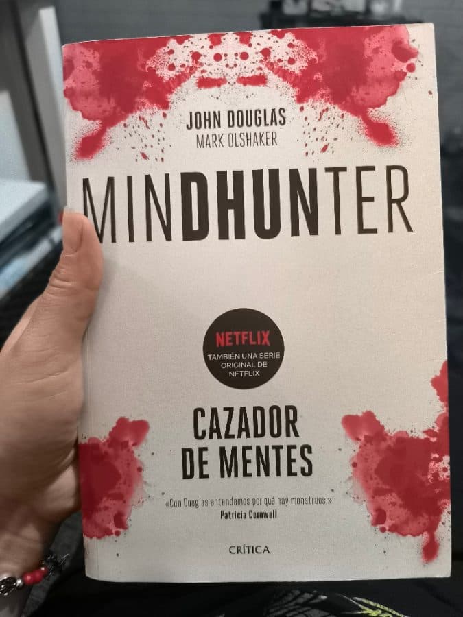 Mindhunter: Cazador de Mentes — John Douglas y Mark Olshaker, libro usado (foto 1 de 2)