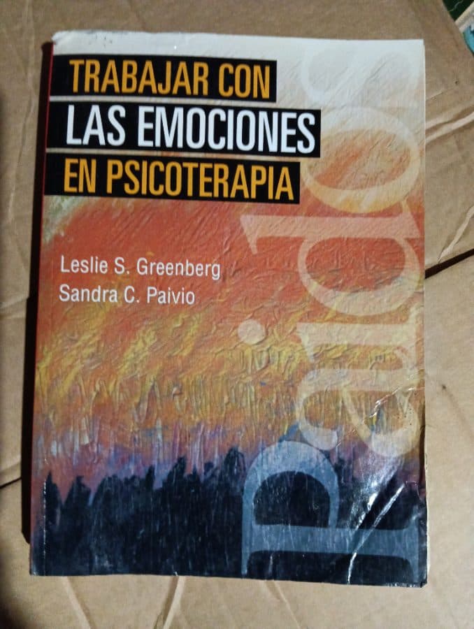 Trabajar con las emociones en psicoterapia — Leslie S. Greenberg y Sandra C. Paivio, libro usado