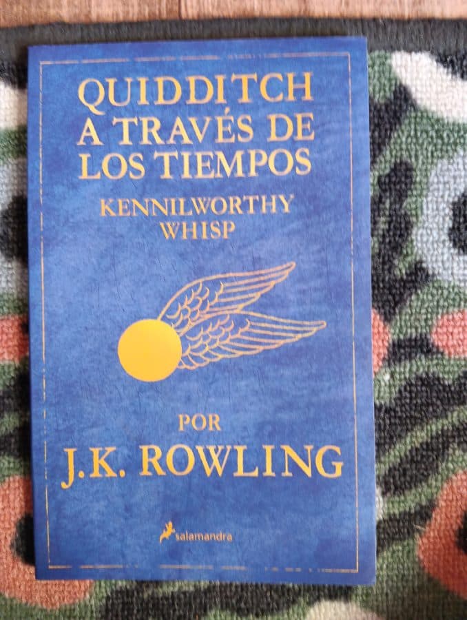 Quidditch a través de los tiempos — J.K. Rowling (bajo el seudónimo Kennilworthy Whisp), libro usado