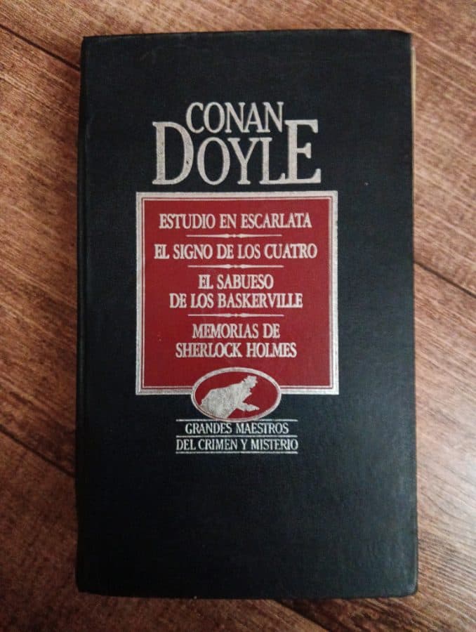 Estudio en Escarlata / El Signo de los Cuatro / El Sabueso de los Baskerville / Memorias de Sherlock Holmes — Arthur Conan Doyle, libro usado
