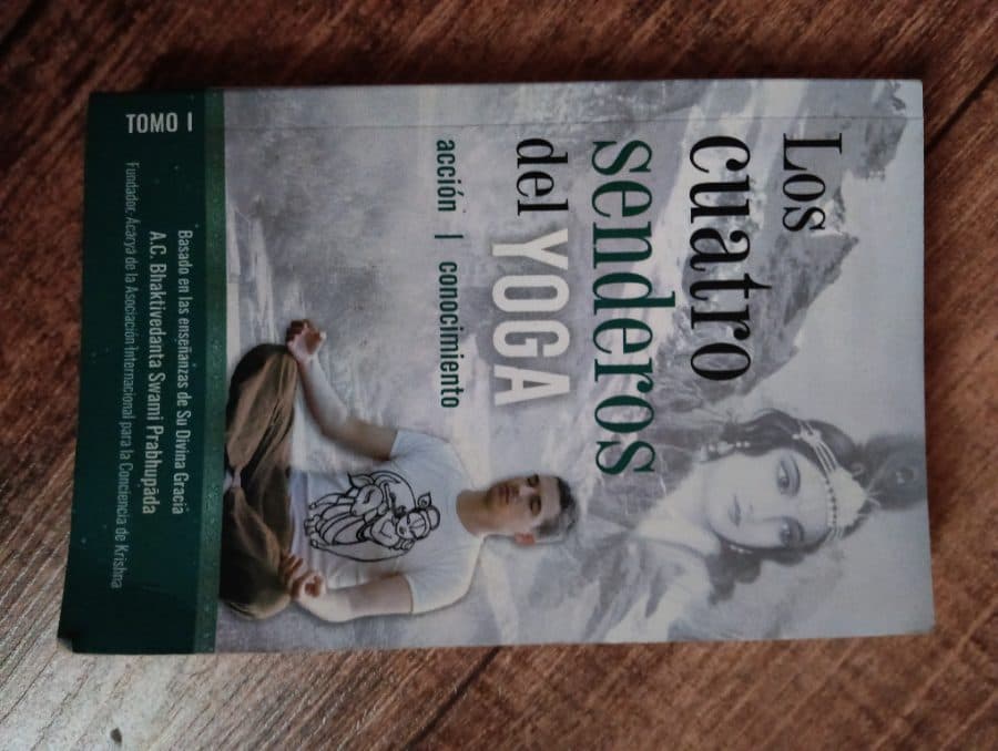 Los cuatro senderos del Yoga: acción y conocimiento (Tomo I) — A.C. Bhaktivedanta Swami Prabhupada, libro usado