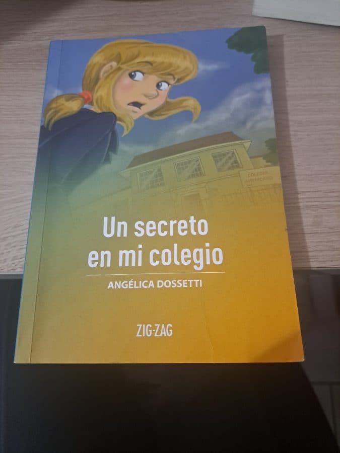 Un secreto en mi colegio — Angélica Dossetti, libro usado