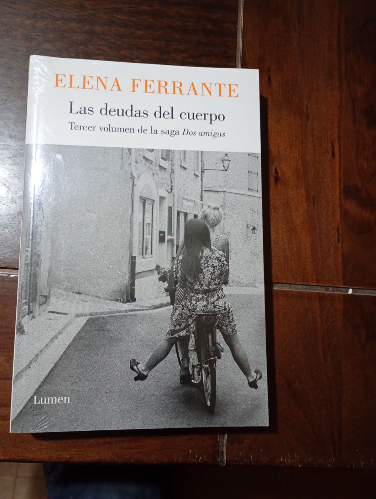 Las deudas del cuerpo — Elena Ferrante, libro usado (foto 1 de 5)