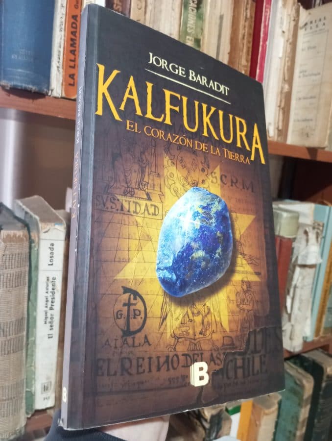 Kalfukura: El corazón de la tierra — Jorge Baradit, libro usado (foto 1 de 3)