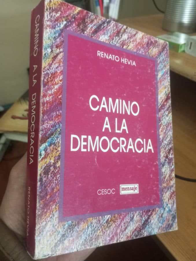 Camino a la Democracia — Renato Hevia, libro usado (foto 1 de 6)