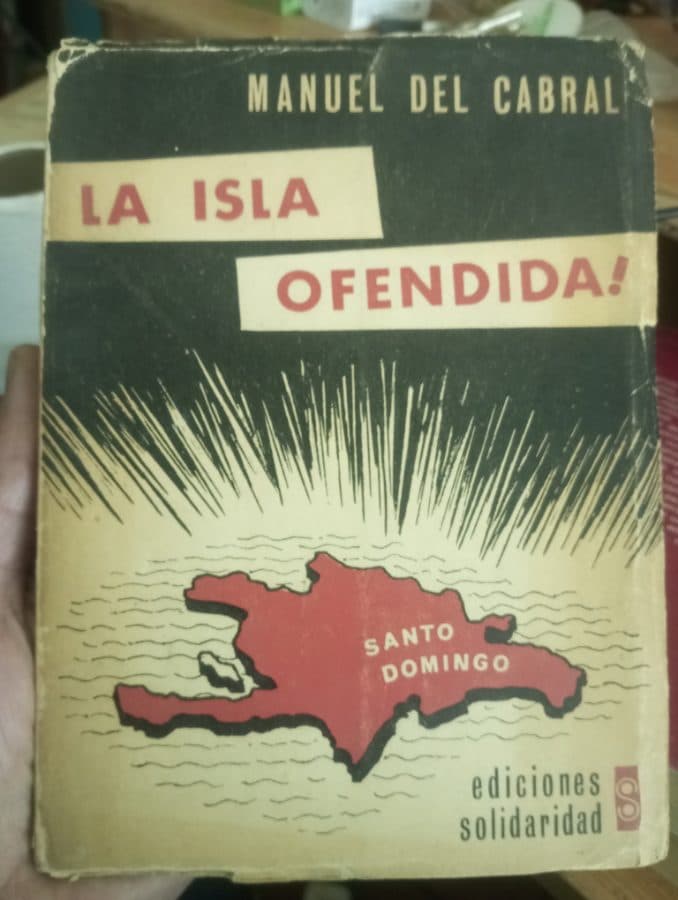 La Isla Ofendida — Manuel del Cabral, libro usado (foto 1 de 3)