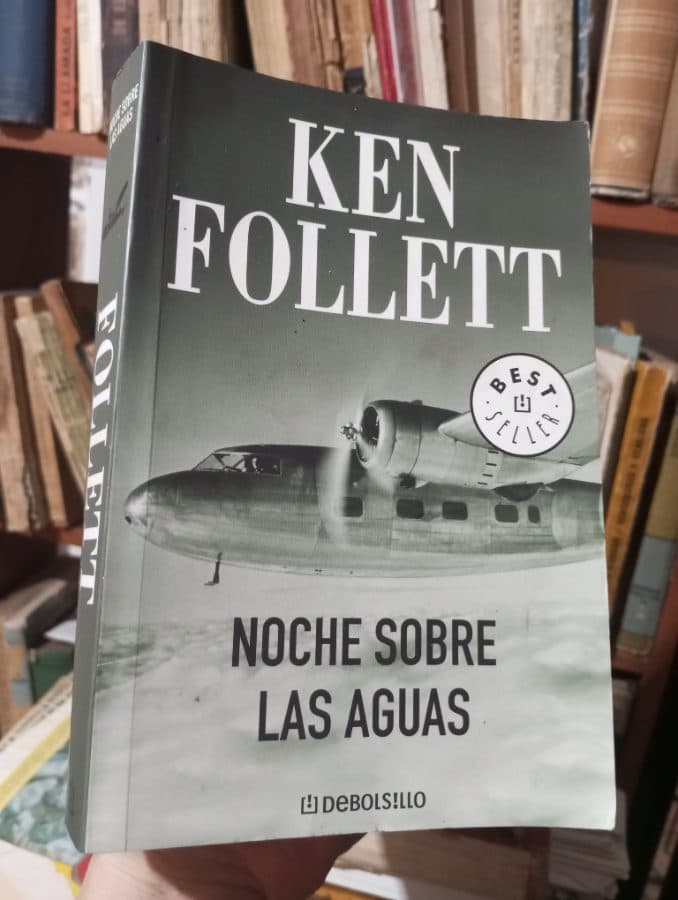 Noche sobre las aguas — Ken Follett, libro usado (foto 1 de 2)