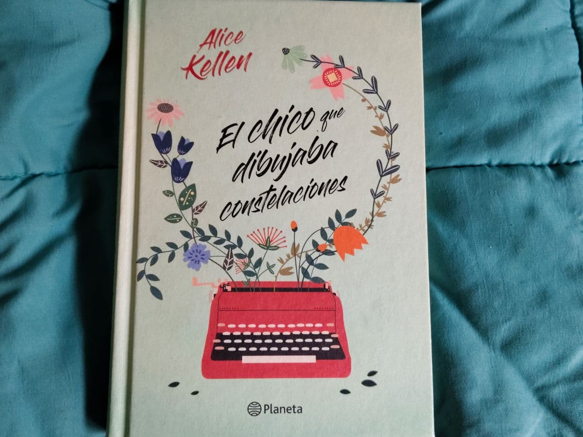 El chico que dibujaba constelaciones — Alice Kellen, libro usado