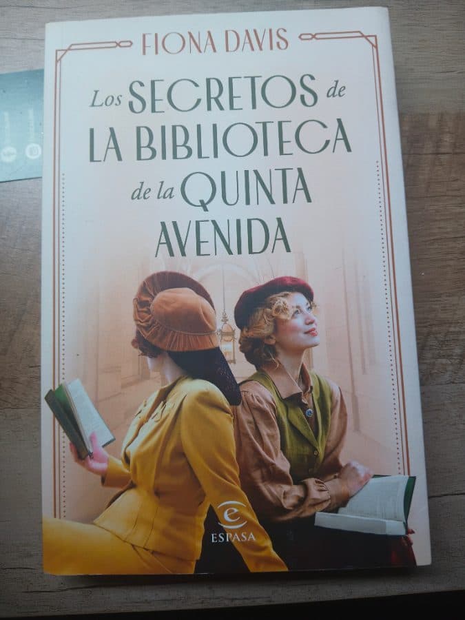 Los secretos de la Biblioteca de la Quinta Avenida — Fiona Davis, libro usado