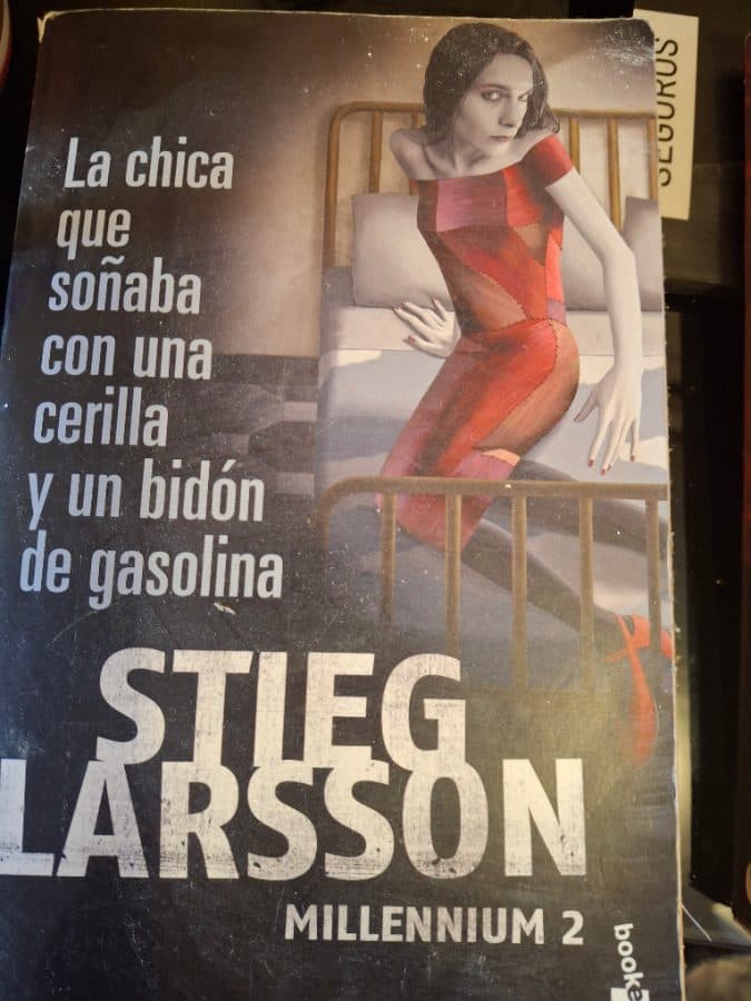 La chica que soñaba con una cerilla y un bidón de gasolina — Stieg Larsson, libro usado