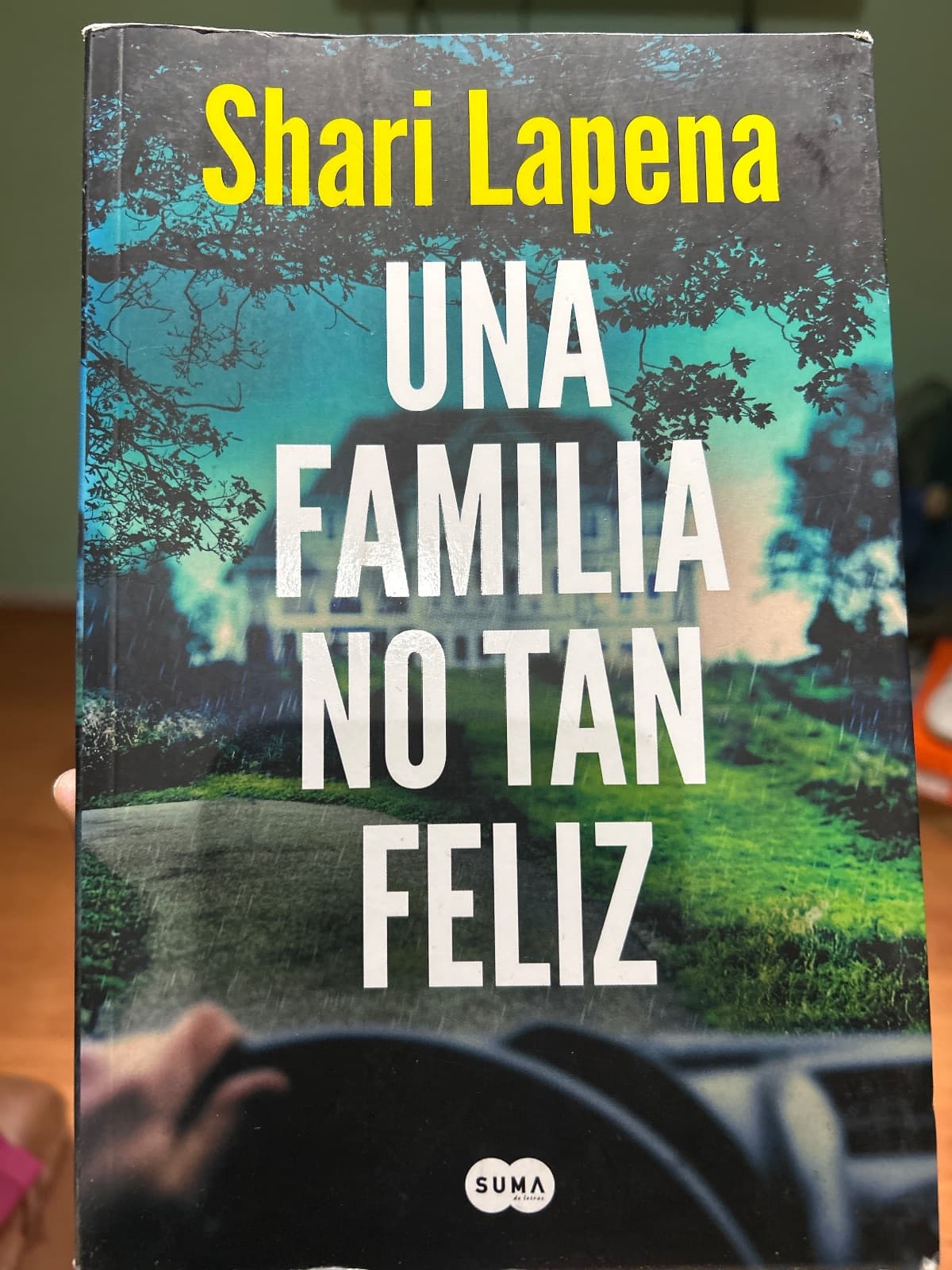 Una familia no tan feliz — Sharon Lapena, libro usado