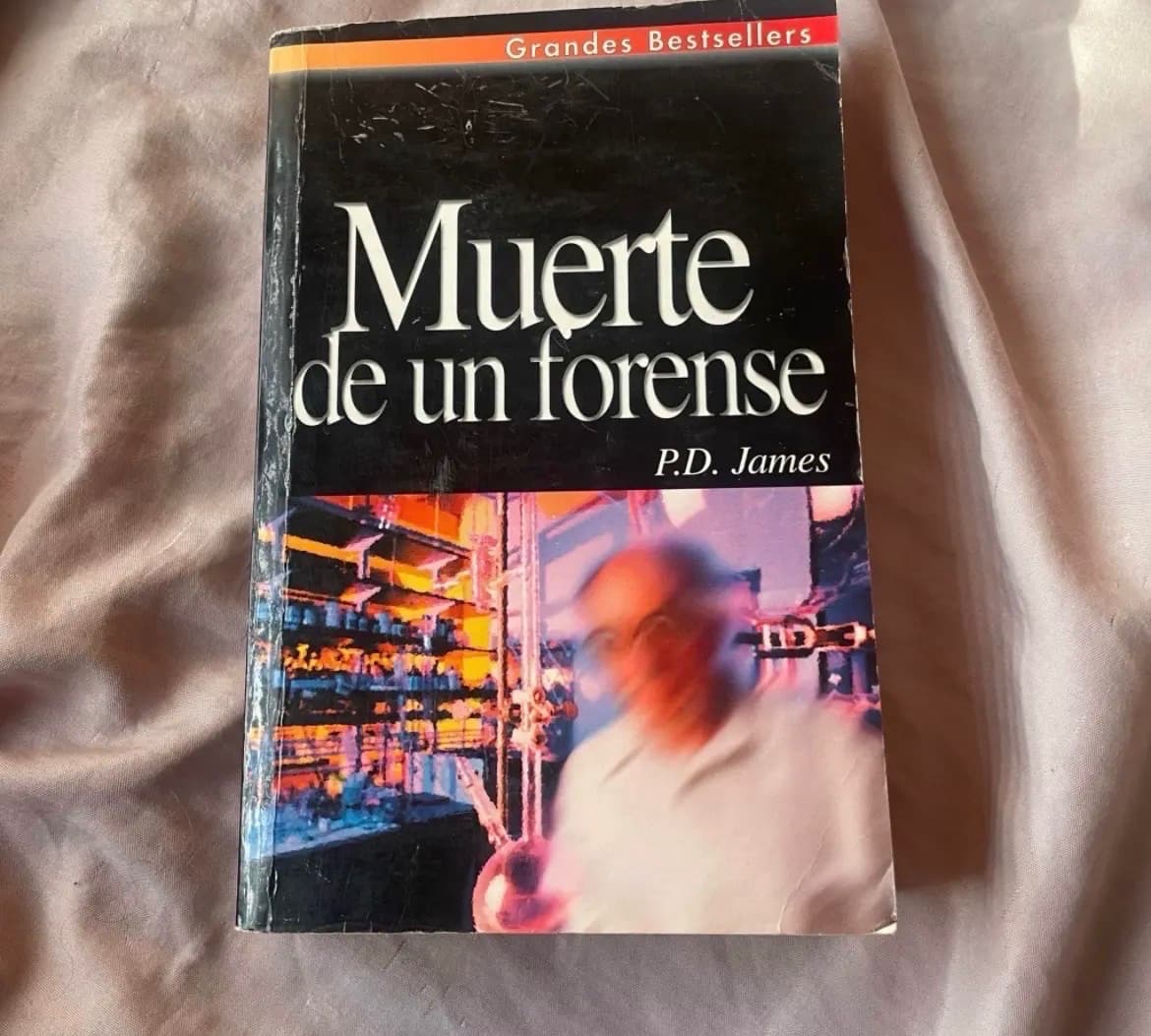 Libro ‘Muerte de un forense’ con detalle — P.D James, libro usado