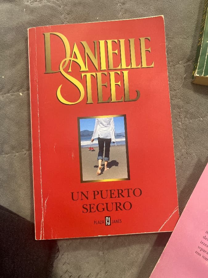 Un Puerto Seguro — Danielle Steel, libro usado