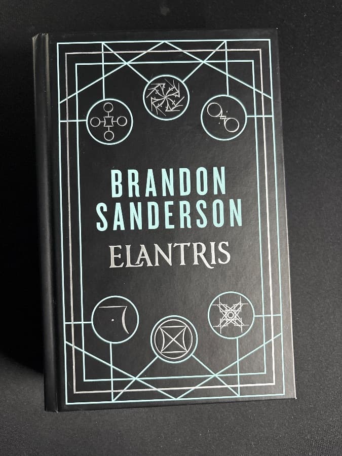 Elantris Edicion Limitada con Cantos Tintados — Brandon Sanderson, libro usado (foto 1 de 5)