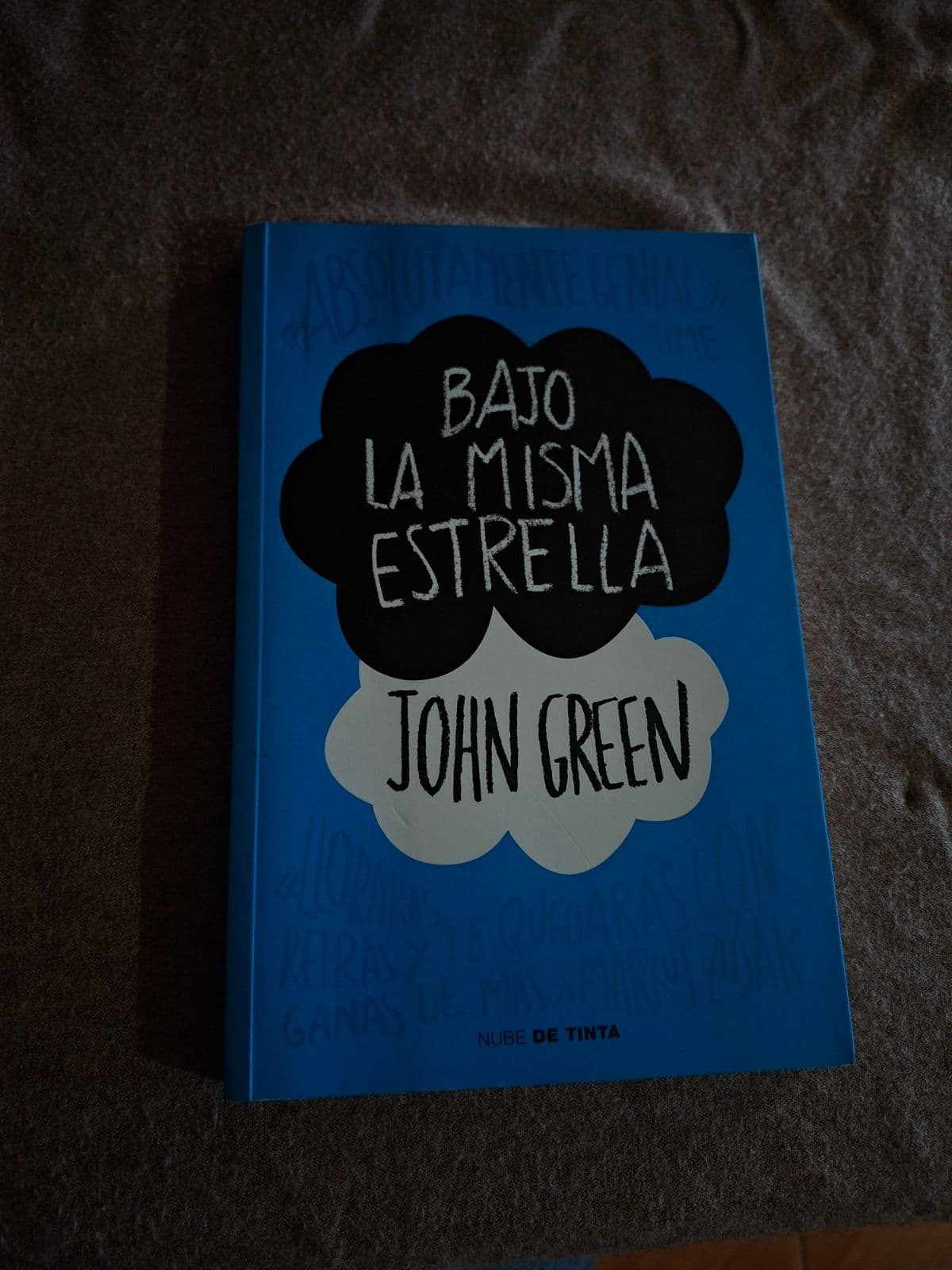 Bajo la misma estrella — John Green, libro usado (foto 1 de 2)