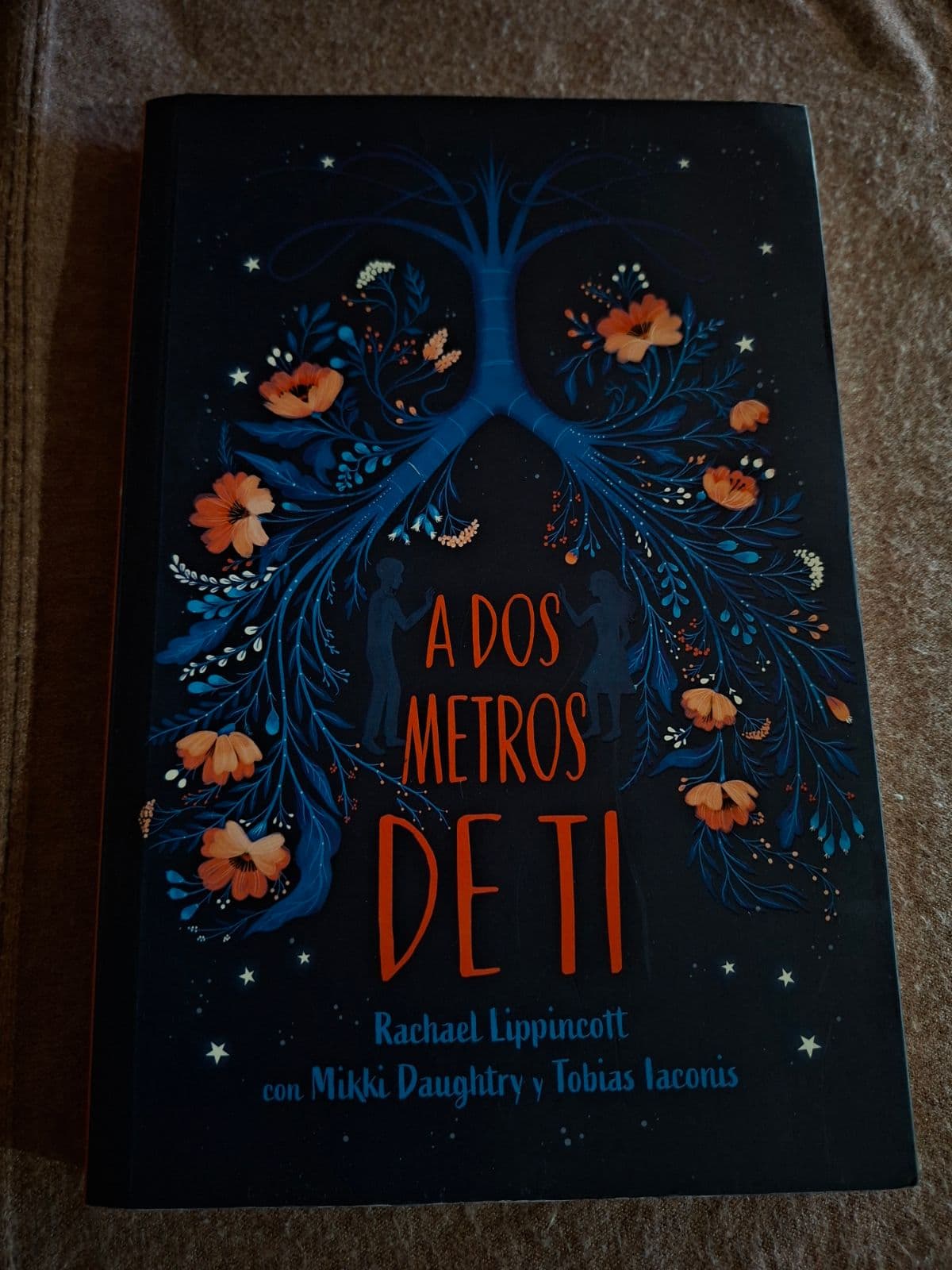 A dos metros de ti — Rachael Lippincott, Mikki Daughtry, Tobias Iaconis, libro usado (foto 1 de 2)