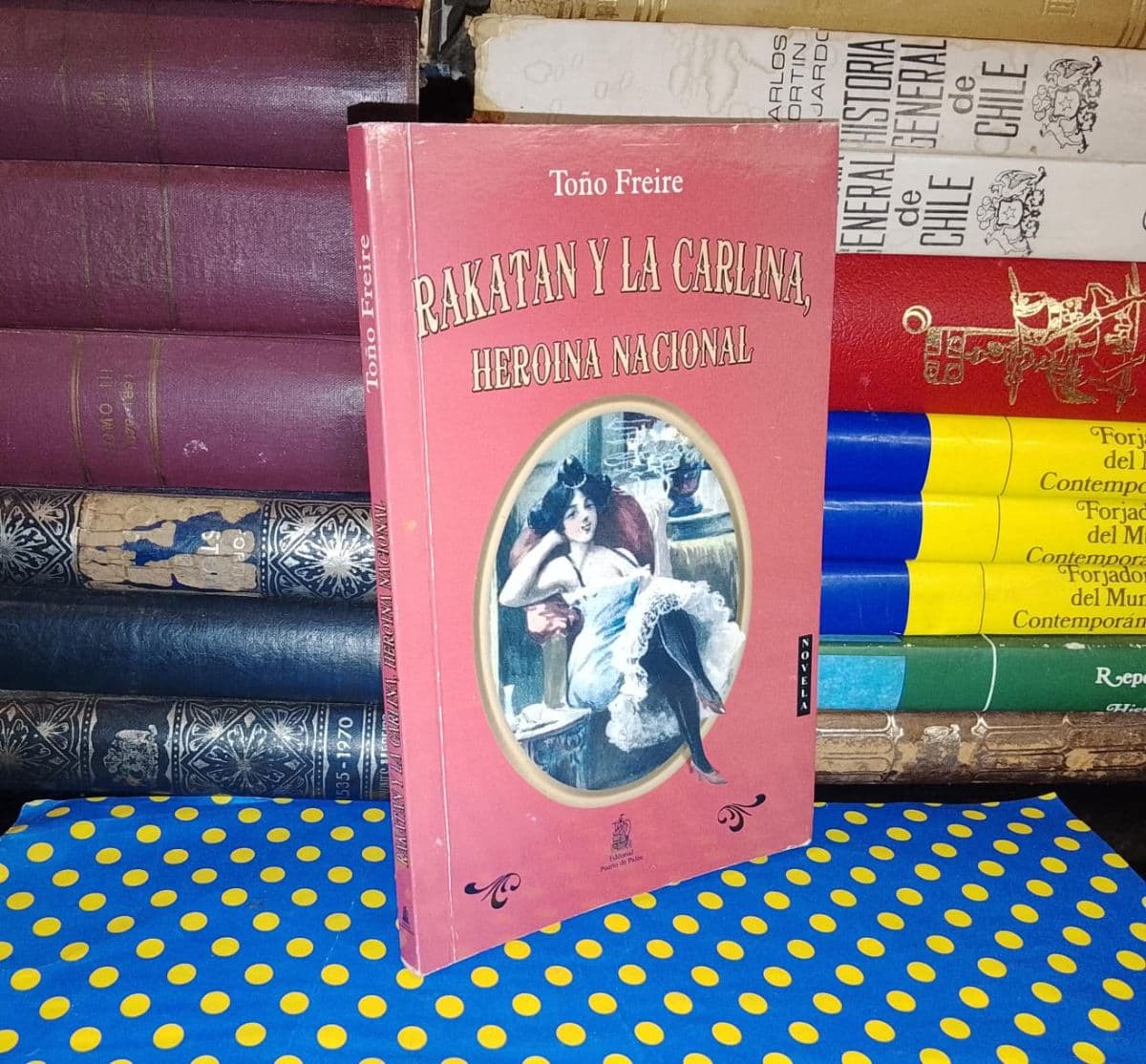 Rakatan Y La Carlina, Heroina Nacional — Toño Freire, libro usado (foto 1 de 4)