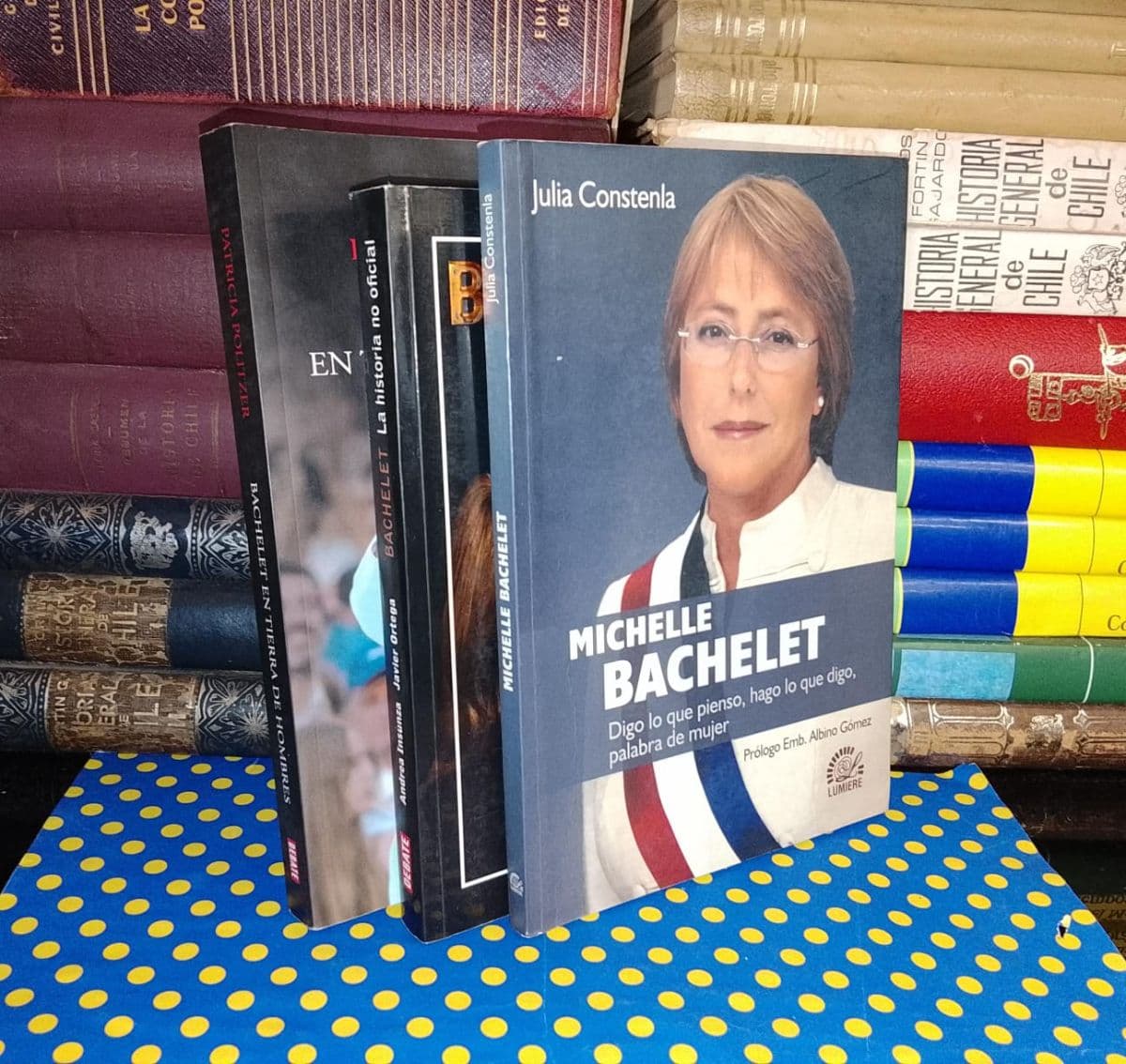 Pack 3 Libros sobre Michelle Bachelet — Varios Autores, libro usado (foto 1 de 3)