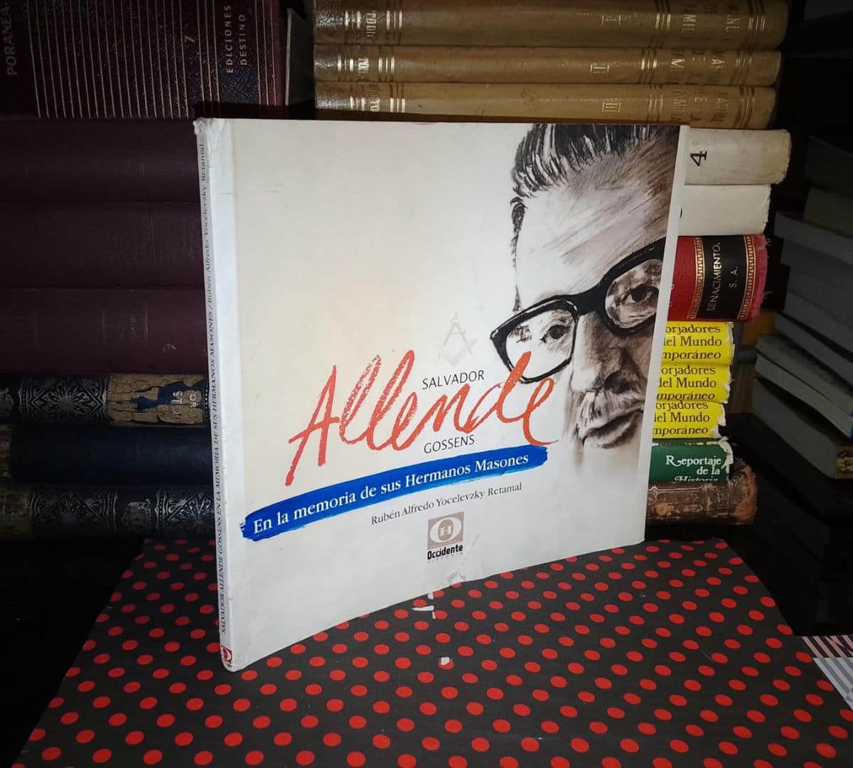 Salvador Allende Gossens En La Memoria De Sus Hermanos Masones — Rubén Alfredo Yocelevzky Retamal, libro usado (foto 1 de 6)
