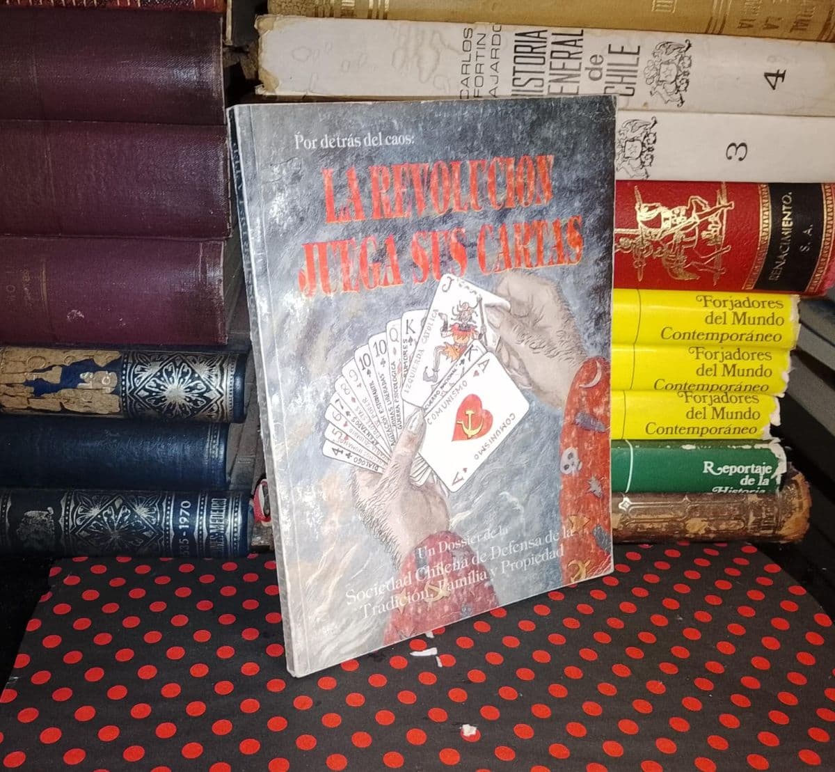 La Revolución Juega Sus Cartas — Sociedad Chilena de Defensa de la Tradición, Familia y Propiedad, libro usado (foto 1 de 6)
