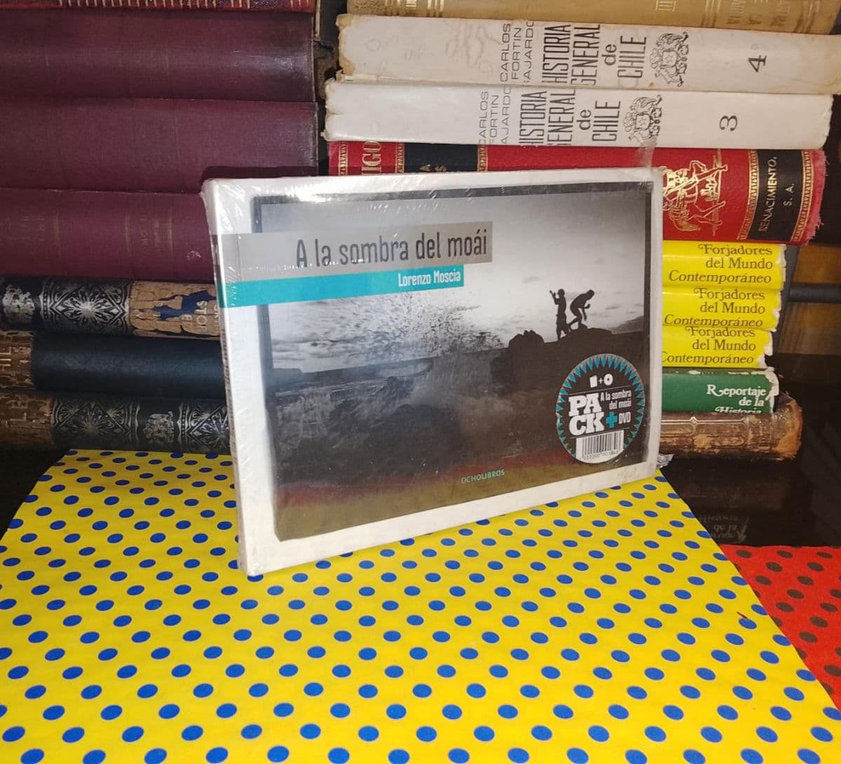 A La Sombra Del Moai + DVD — Lorenzo Moscia, libro usado (foto 1 de 3)