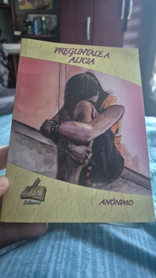 Pregúntale a Alicia — Anónimo, libro usado