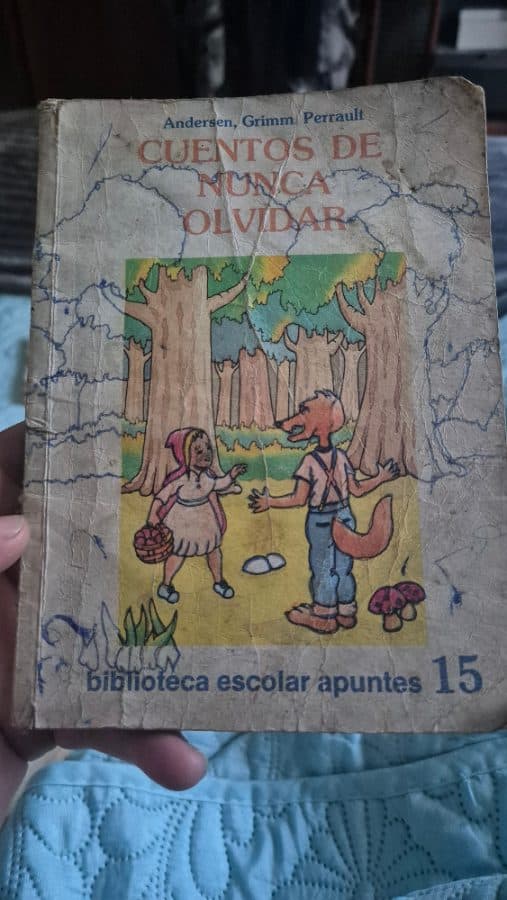 Cuentos de Nunca Olvidar — Andersen, Grimm, Perrault, libro usado (foto 1 de 2)