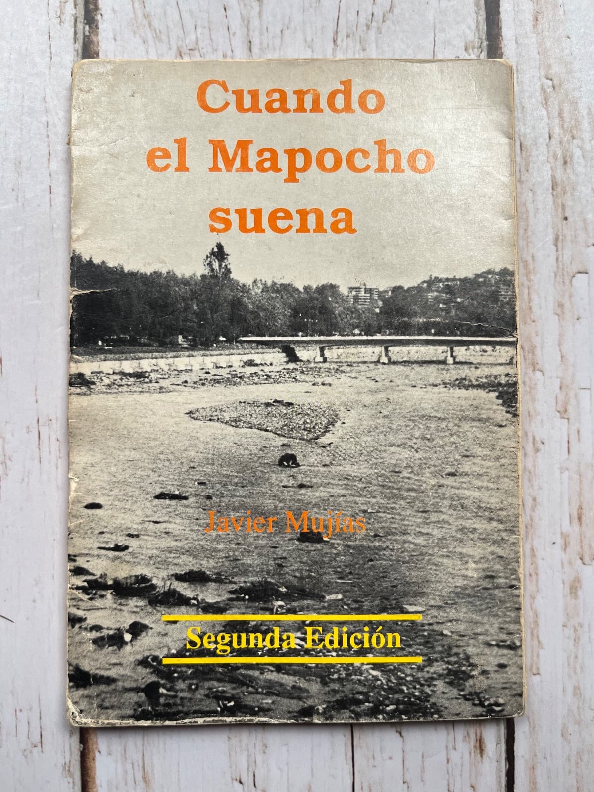CUANDO EL MAPOCHO SUENA (Contiene dedicatoria y firma de autor) — Javier Mujías, libro usado
