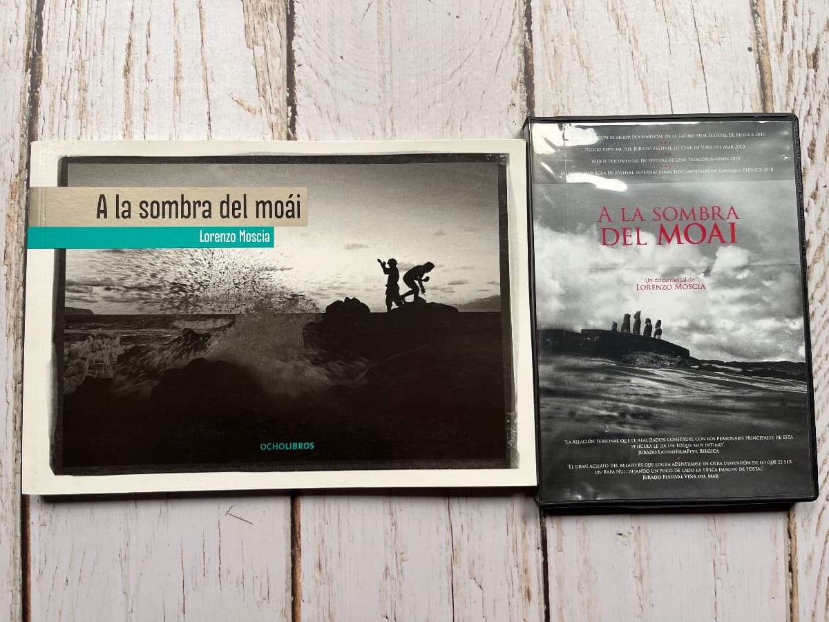 A la sombre del Moái + DVD documental — Lorenzo Moscia, libro usado (foto 1 de 5)