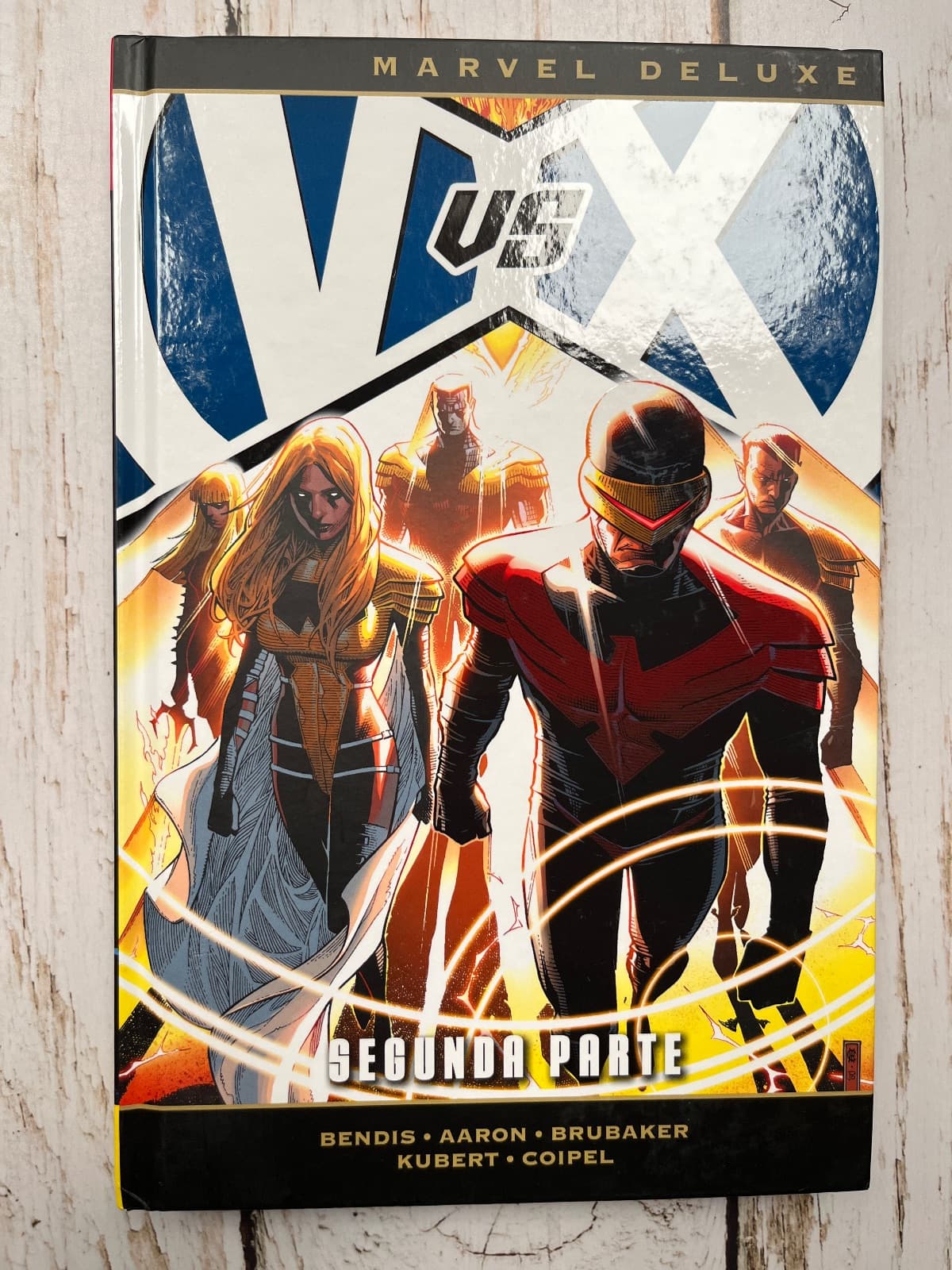 LOS VENGADORES VS. LA PATRULLA X (X-MEN) / SEGUNDA PARTE — Bendis / Aaron / Brubaker / Kubert / Coipel, libro usado (foto 1 de 6)