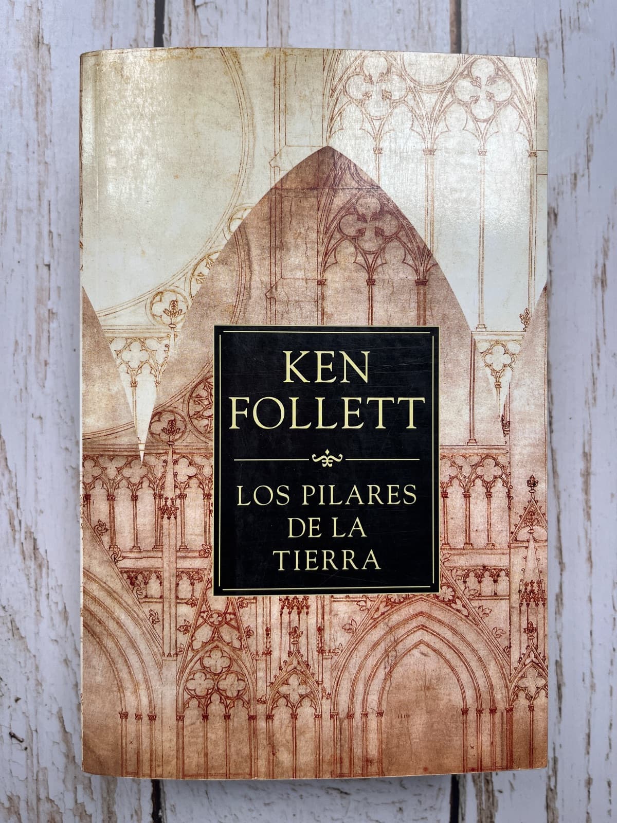 LOS PILARES DE LA TIERRA — Ken Follett, libro usado (foto 1 de 5)